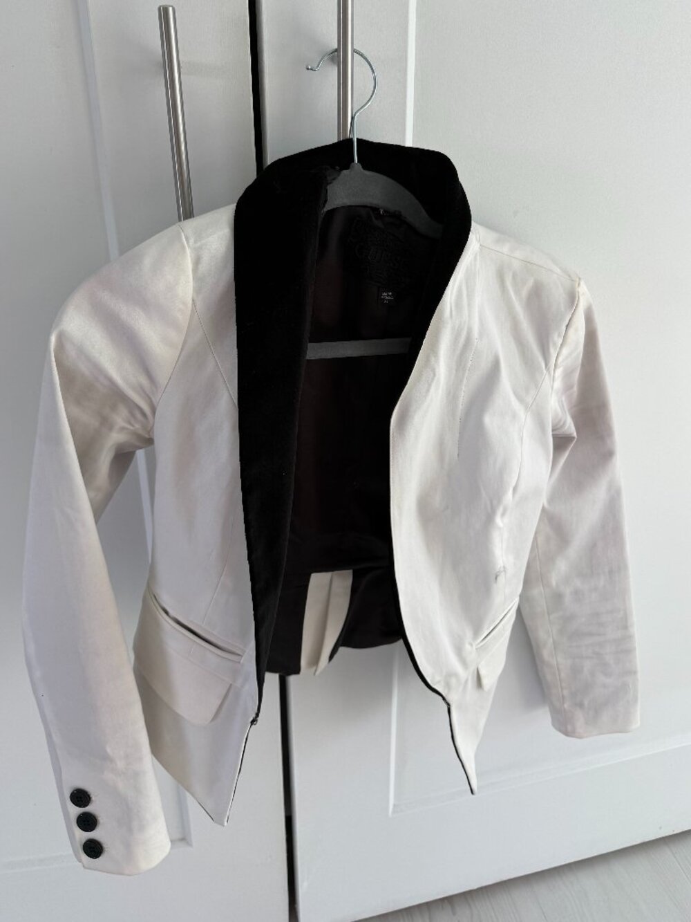 $120 Guess Womens White Blazer w/Black Suede Lapels Size X Small Great Condition - Picture 1 of 3